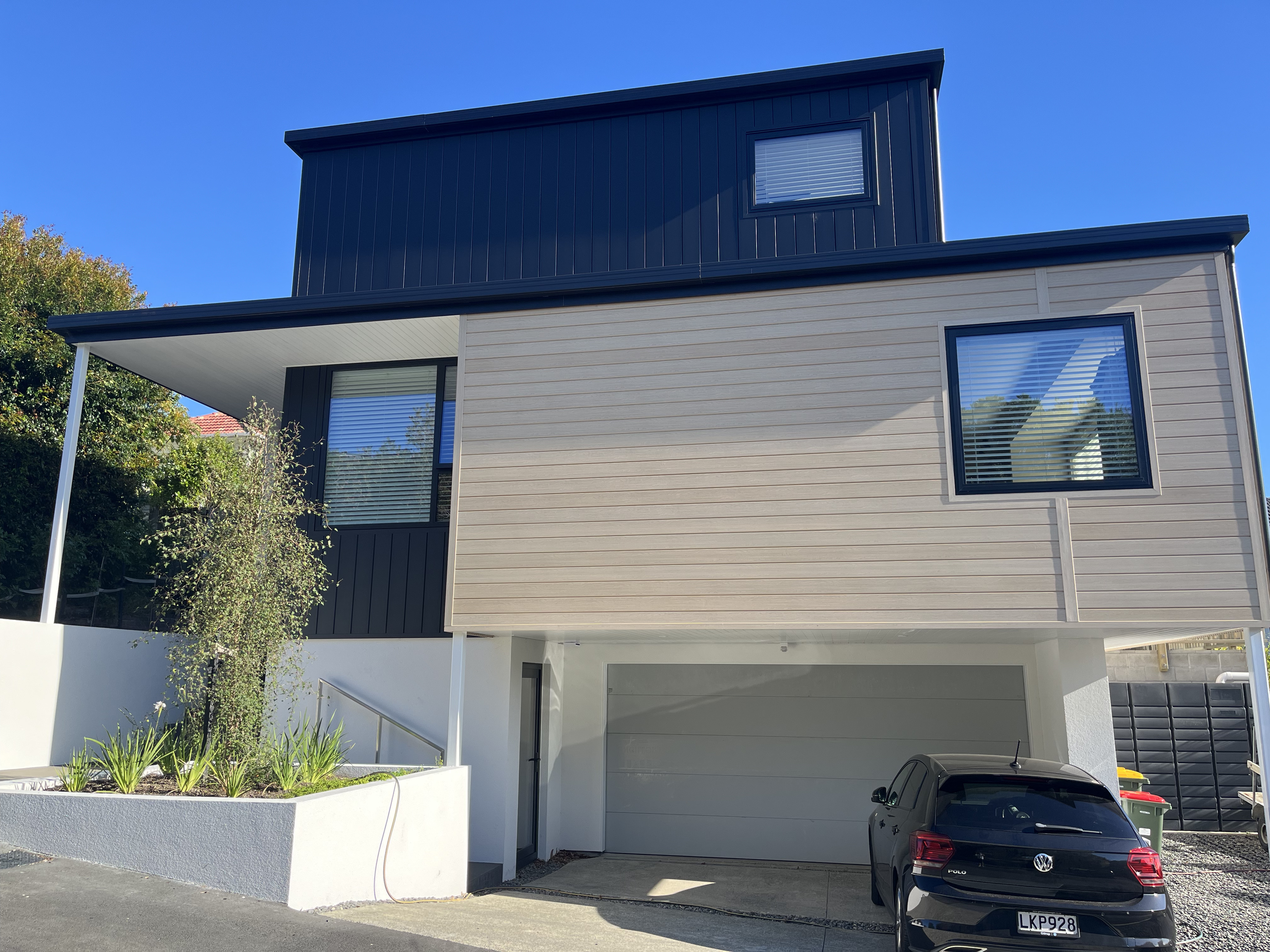 Apihai Street — exterior